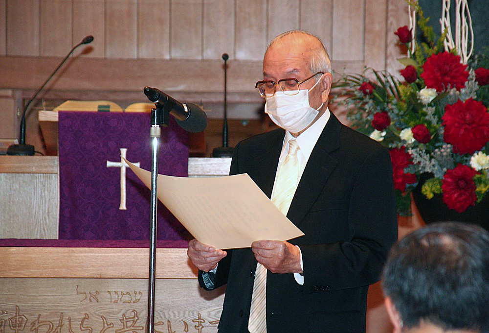 感謝状を読み上げる大宮溥理事長