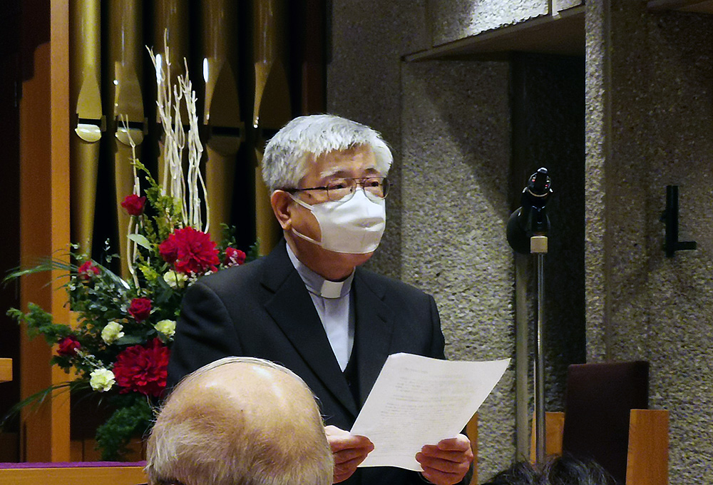 和田幹男氏の挨拶文を代読する松浦信行師(日本カトリック神学院院長)