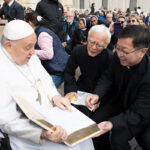 教皇フランシスコに『聖書　聖書協会共同訳』特装版を献呈